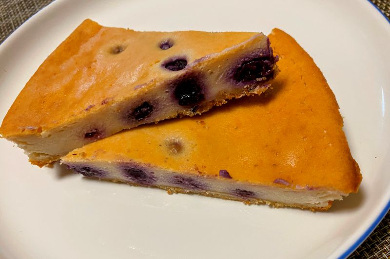 切り分けたチーズケーキ